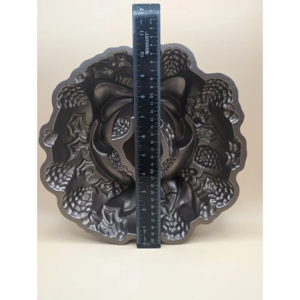 Nordic Ware Wreath Bundt Cake Pan Christmas Holiday Cast Aluminum Kitchenware